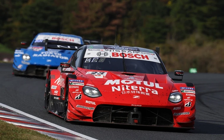 オートポリスを走る赤い#23 MOTUL Niterra Zと青い#12 TRS IMPUL with SDG Z