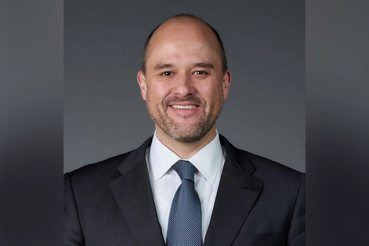 Iván Espinosa, CEO de Nissan Motor Co., en retrato corporativo oficial de frente sobre fondo gris.