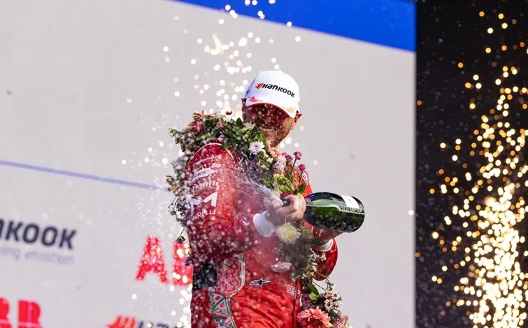 Oliver Rowland sprays champagne on the Mexico City podium
