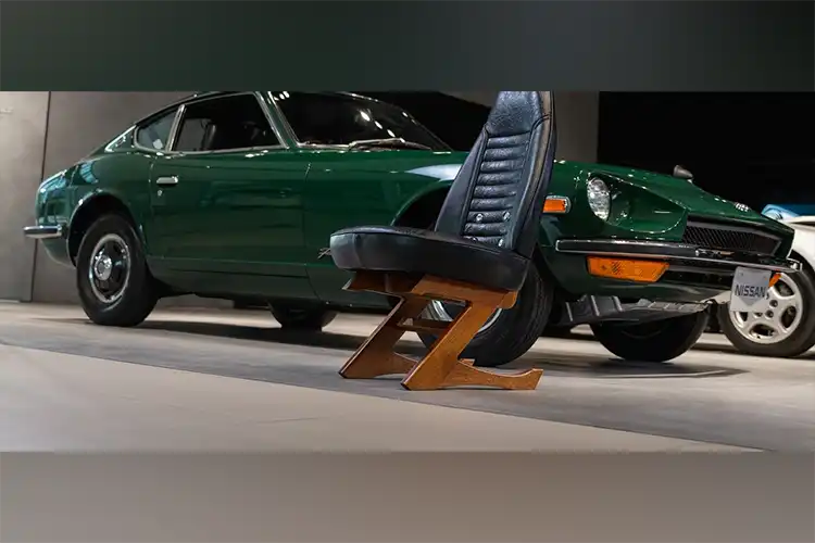 Uma foto de uma cadeirinha de carro personalizada na frente de um Z clássico
