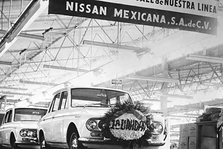 Una foto antigua de una planta de producción de automóviles.