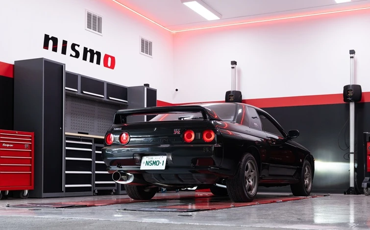 メルボルンに新規オープンしたNISMOパフォーマンスセンターのワークショップ内で、黒いR32 GT-Rが展示されている。