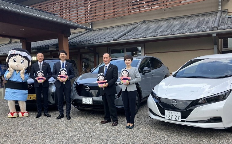 電気自動車の前で記念撮影（熊本県球磨郡五木村）