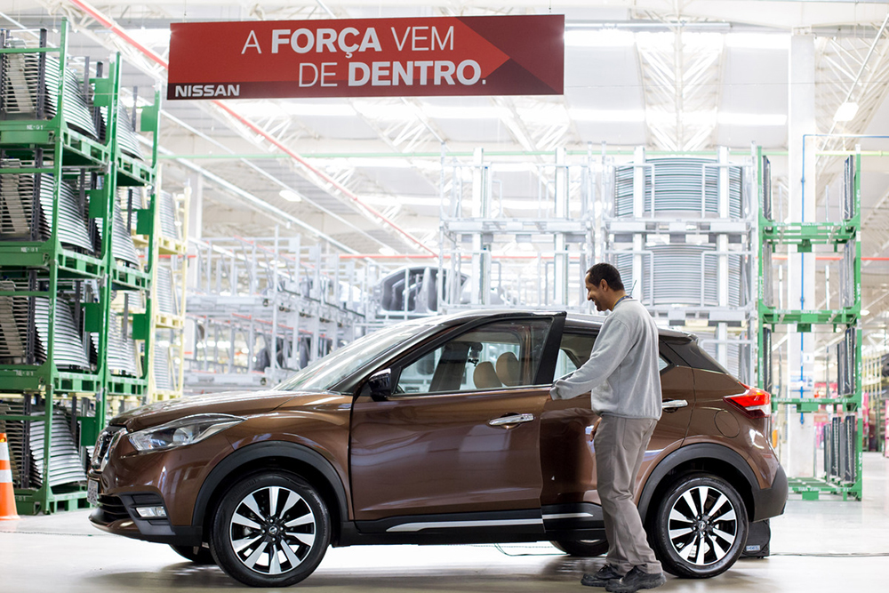 Uma pessoa ao lado de um Nissan Kicks