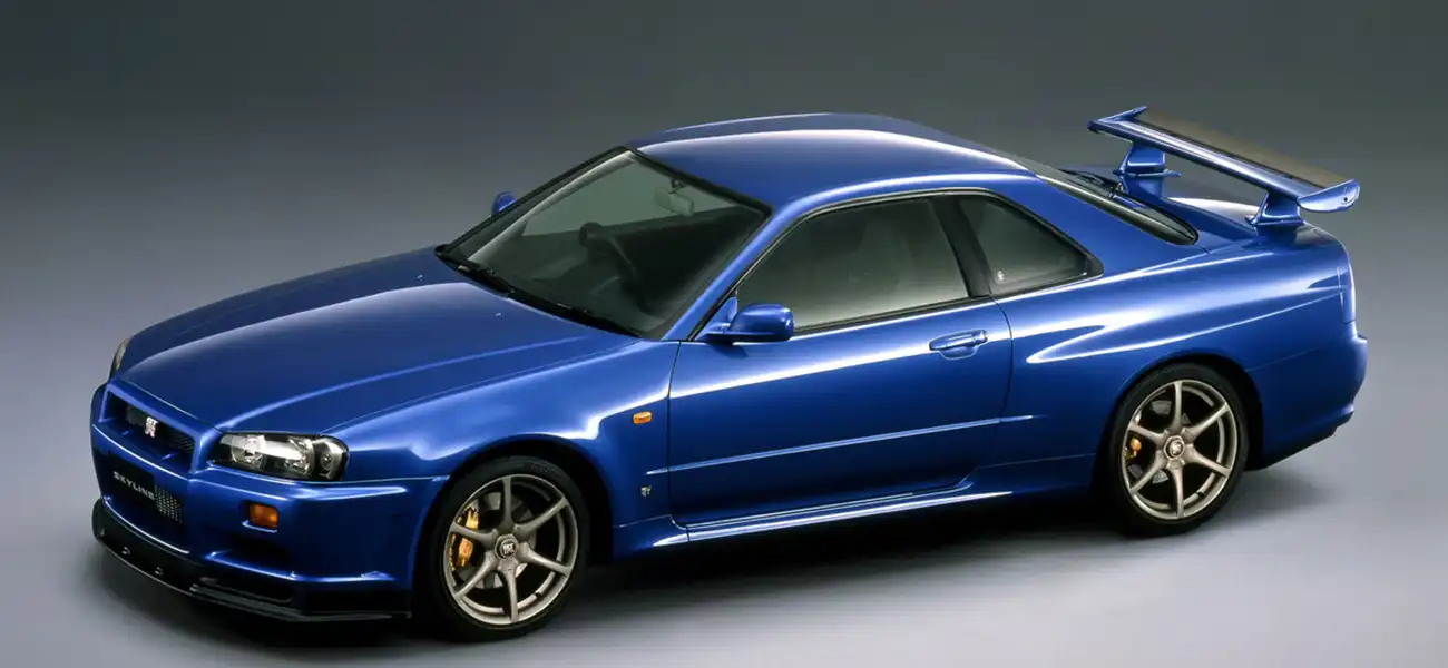 Nissan Skylne GT-R V.spec en color azul y un spoiler trasero.