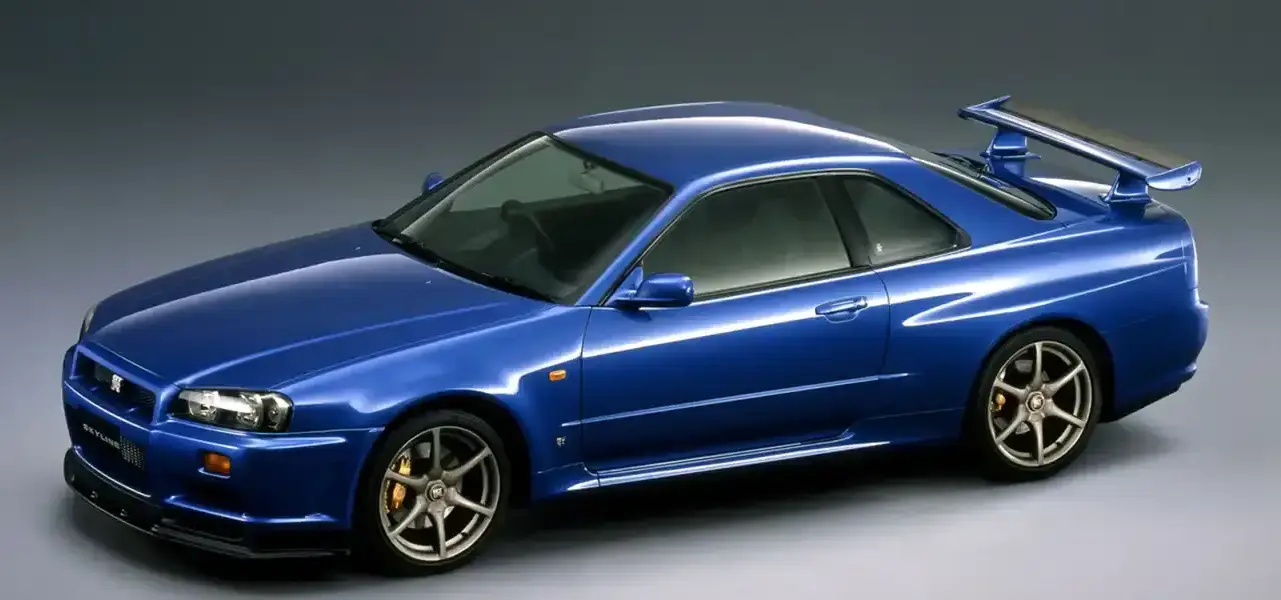 Nissan Skylne GT-R V.spec en color azul y un spoiler trasero.