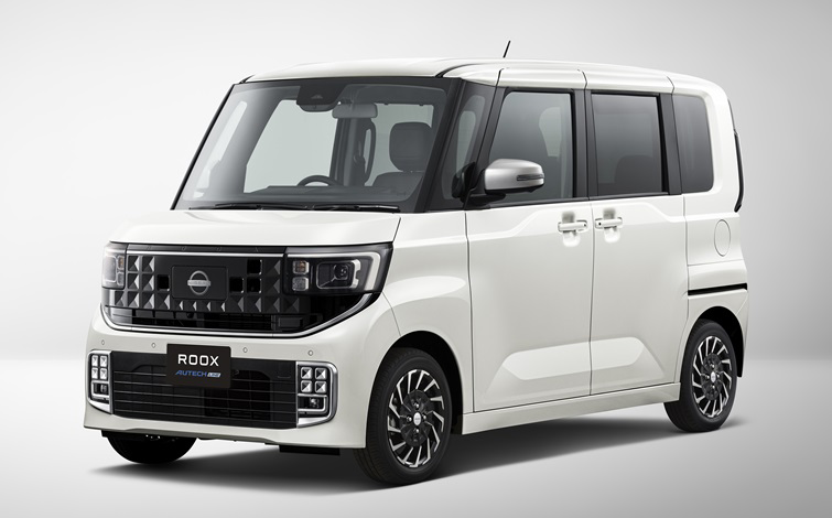 白い背景に、白色の「ルークス AUTECH LINE_プロパイロットエディション」の車両が斜め左前方から撮影されている。