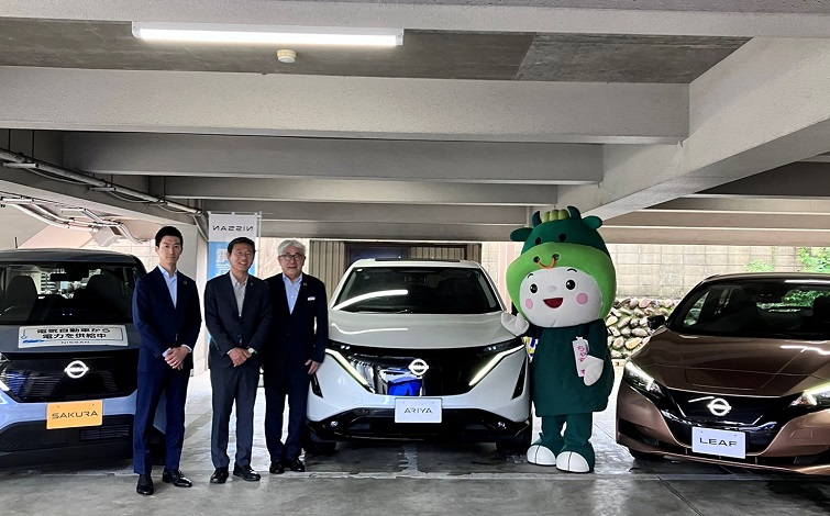 松阪市　電気自動車の前で記念撮影する各代表者