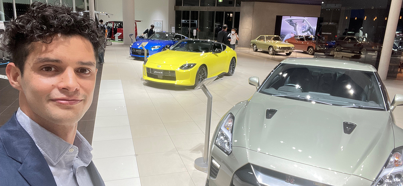 Santiago Weihmüller  fazendo uma selfie com veículos da Nissan
