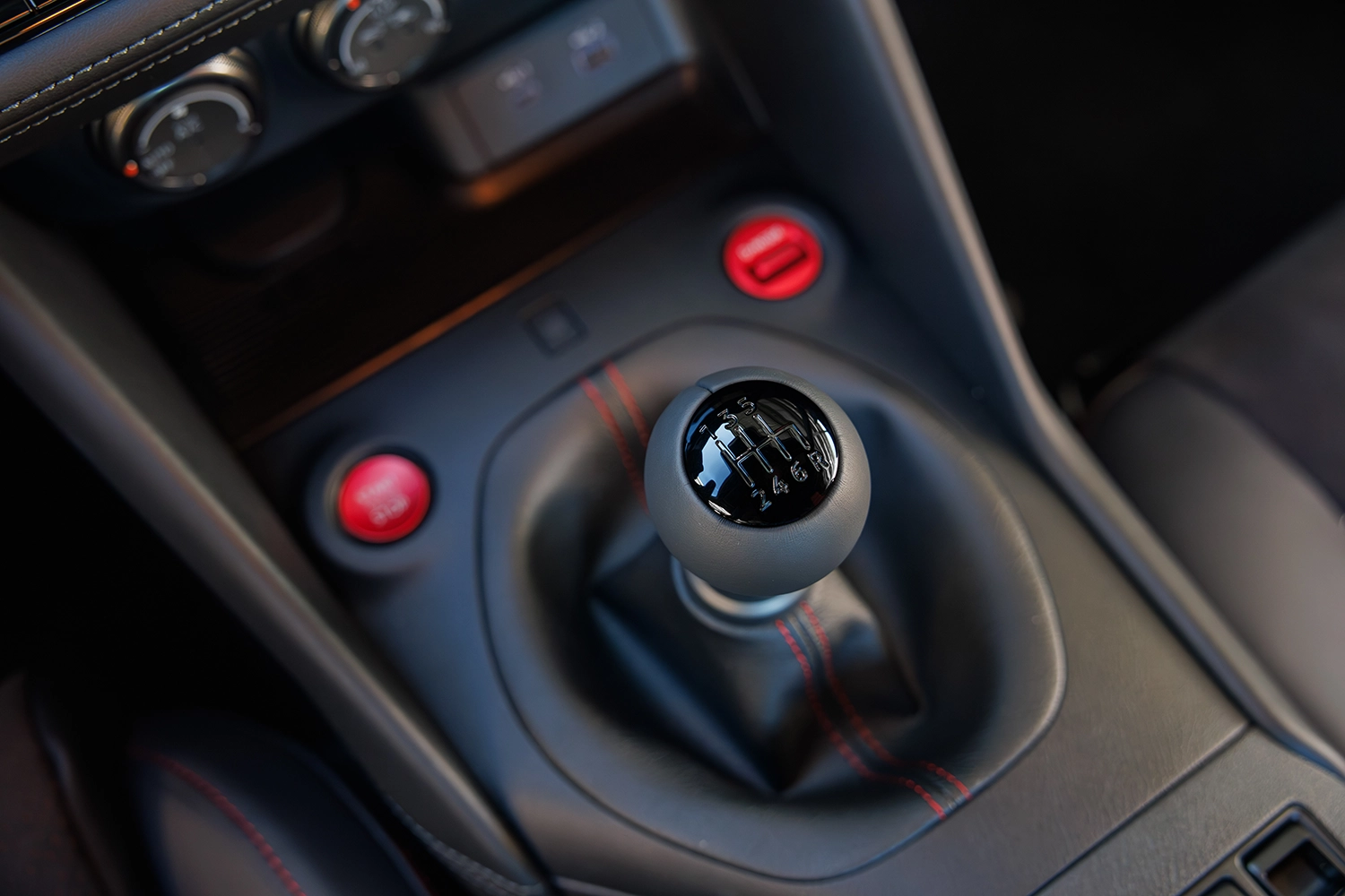 Gros plan sur le levier de vitesses de la Nissan Z NISMO MT 2027.