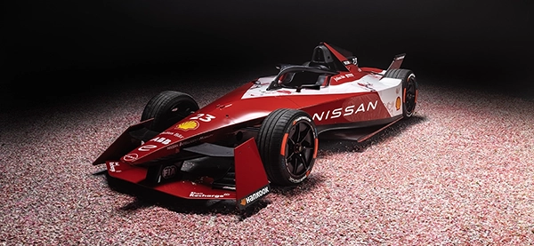 Carro de corrida da Equipe Nissan de Fórmula parado de 3/4 com fundo escuro