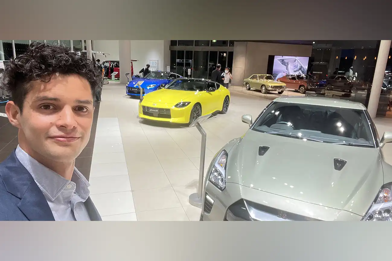 Santiago Weihmüller  fazendo uma selfie com veículos da Nissan