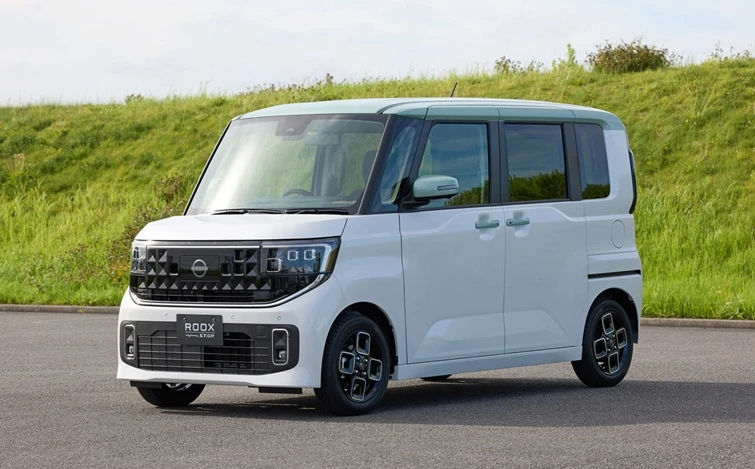 ホワイトパールとセラドングリーンの2トーンカラーで仕上げられた新型軽自動車 日産「ルークス」が道路上に停車している。明るいボディカラーが周囲の風景と調和し、洗練された印象を与えている。