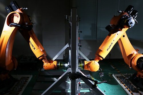 棒状の工具を取り付けたロボットが、パネルを徐々に変形させて成形する「インクリメンタル成形」技術「対向式ダイレス成形」