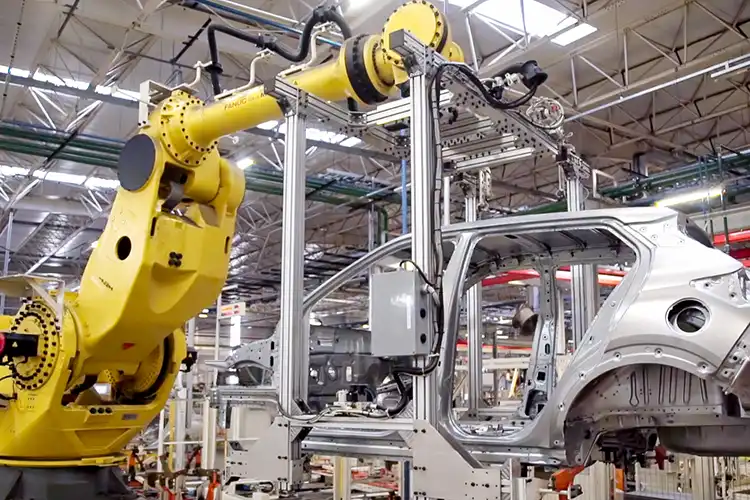 Un automóvil ensamblado en una fábrica.