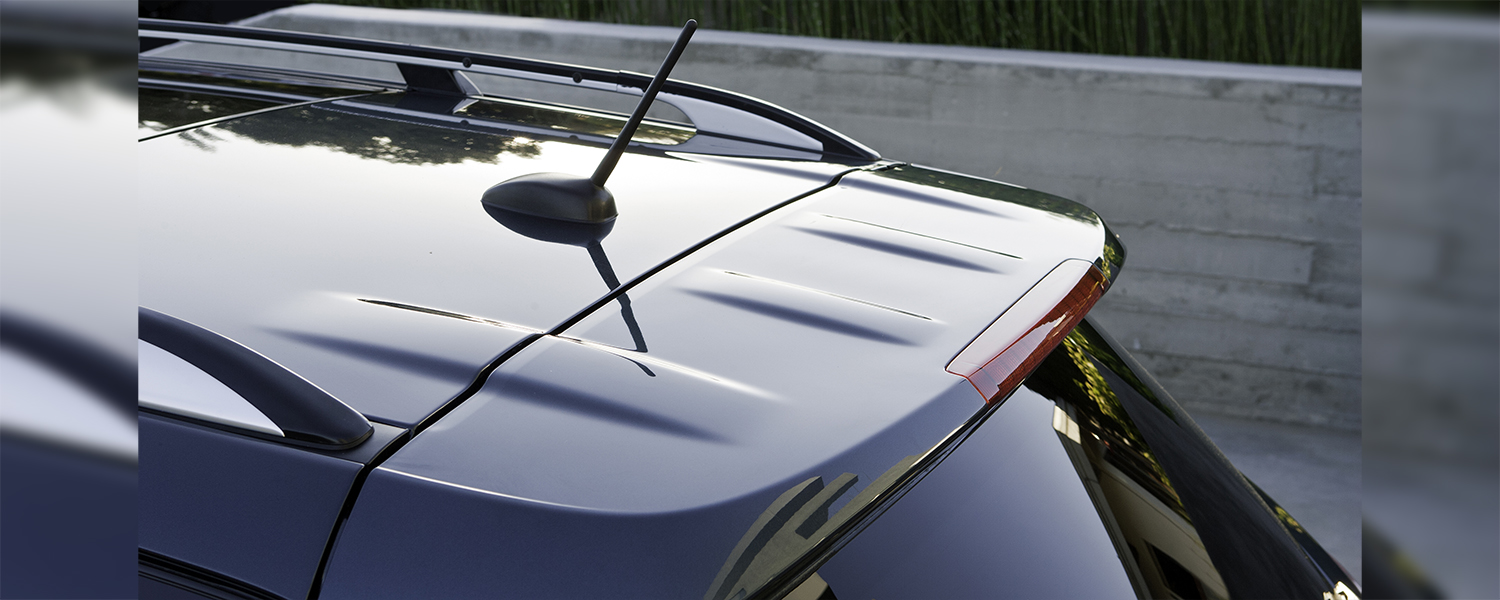 A zoomed in view of the Nissan Murano roof body line and antenna
