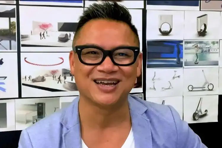 John Sahs sorrindo para uma foto