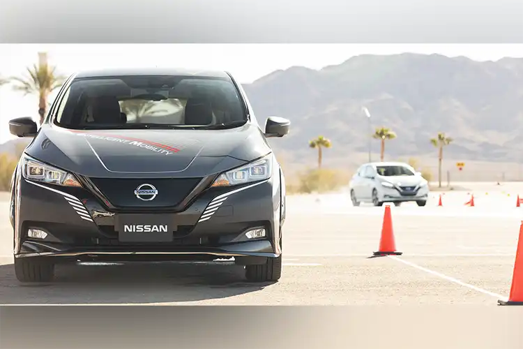 Un coche Nissan aparcado junto a conos rojos.