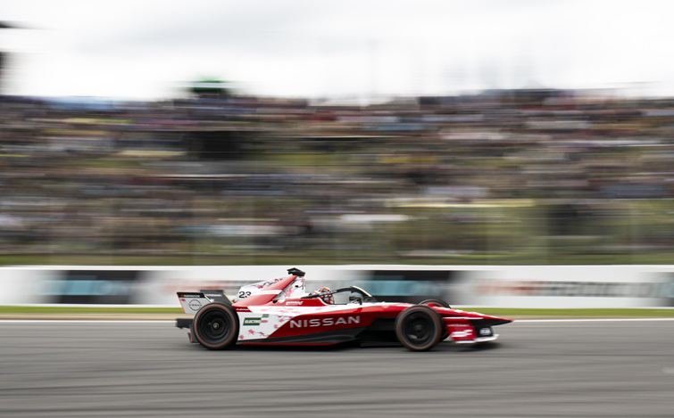 マドリードE-Prixのコース上で、スピードに乗って走行する日産e-4ORCE 05・23号車を駆るノーマン ナトーのサイドショット。
