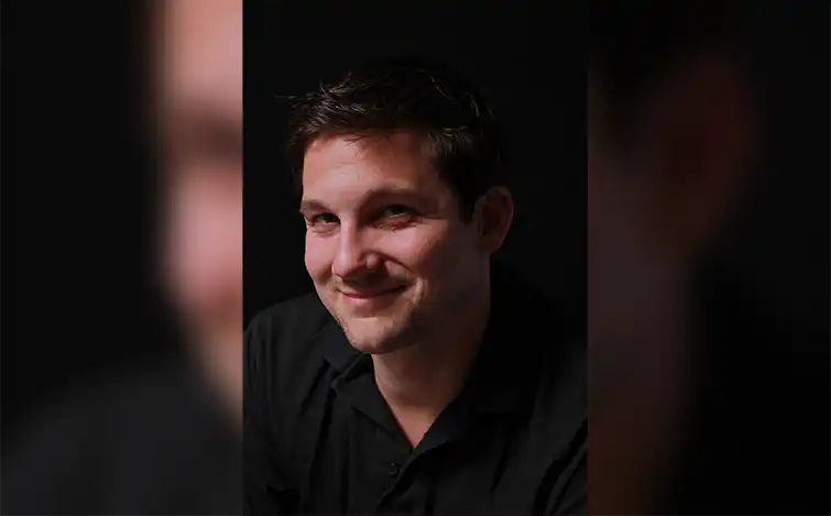 Portrait de Gareth Dunsmore sur un fond noir