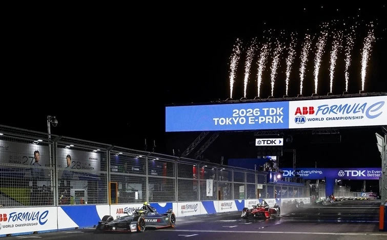 東京E-Prixで、コース上のデジタルボードに「2026 TDK Tokyo E-Prix」と表示されるなか、1号車を駆りフィニッシュラインを通過しているオリバー ローランド。