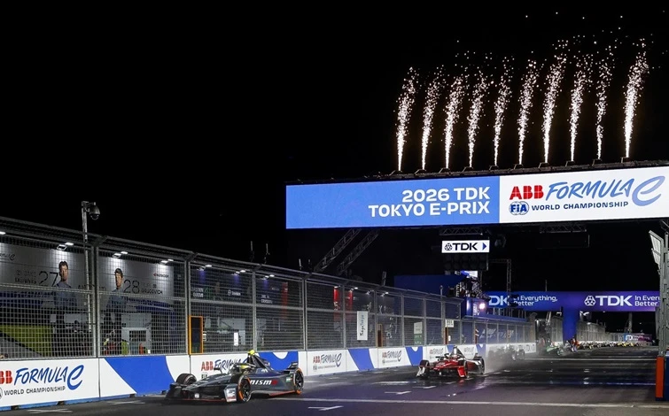 東京E-Prixで、コース上のデジタルボードに「2026 TDK Tokyo E-Prix」と表示されるなか、1号車を駆りフィニッシュラインを通過しているオリバー ローランド。