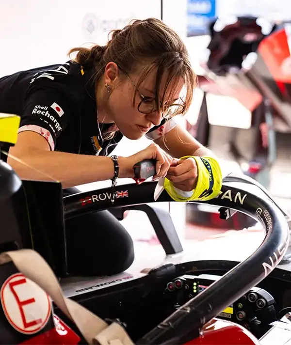 Charlotte Henry revisando un monoplaza de Formula E