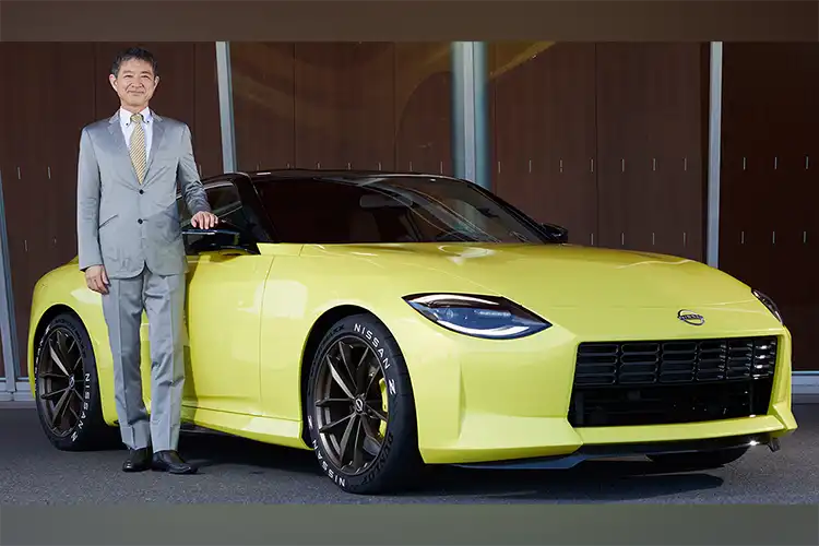 Um homem parado ao lado de um carro amarelo