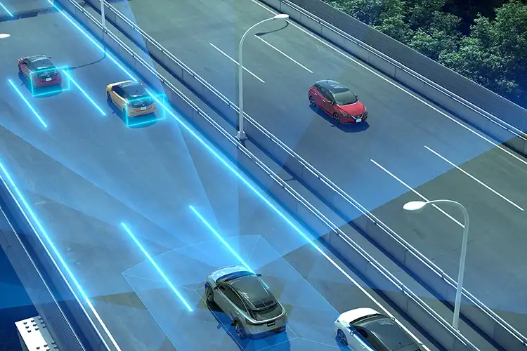 Imagen de un automóvil circulando por una autopista con luces azules que detectan otros automóviles a su alrededor.