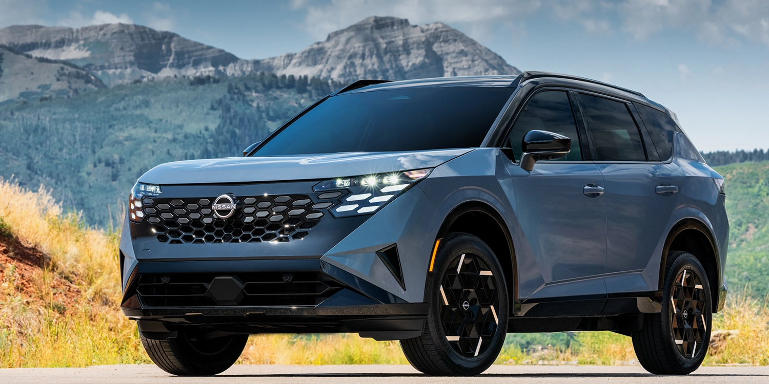 Front left 3/4 view of the 2027 Nissan Rogue Hybrid SR with mountains behind.