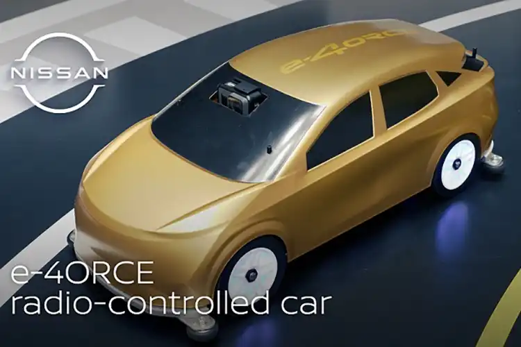 Un coche RC dorado