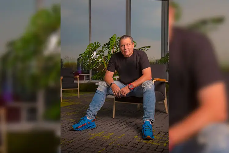 Guy Rodríguez sentado en una silla