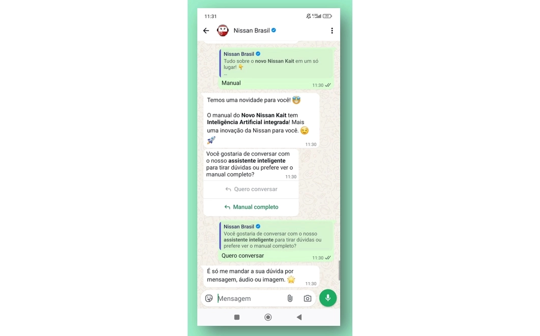 Imagem composta por celular com tela simulando o chatbot da Nissan respondendo a dúvidas do cliente