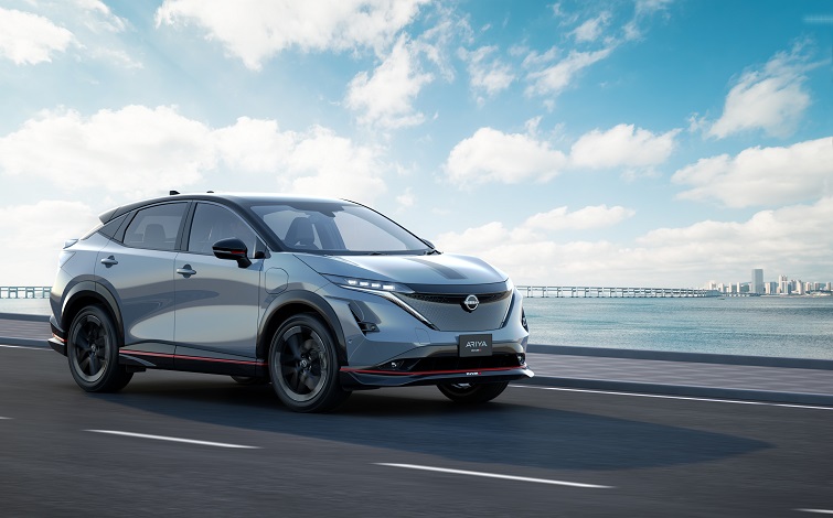 青空を背景に海辺を走行する「日産アリア NISMO」ステルスグレー