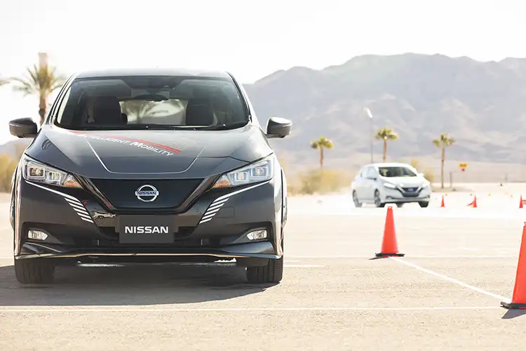 Dois veículos Nissan perto de alguns cones
