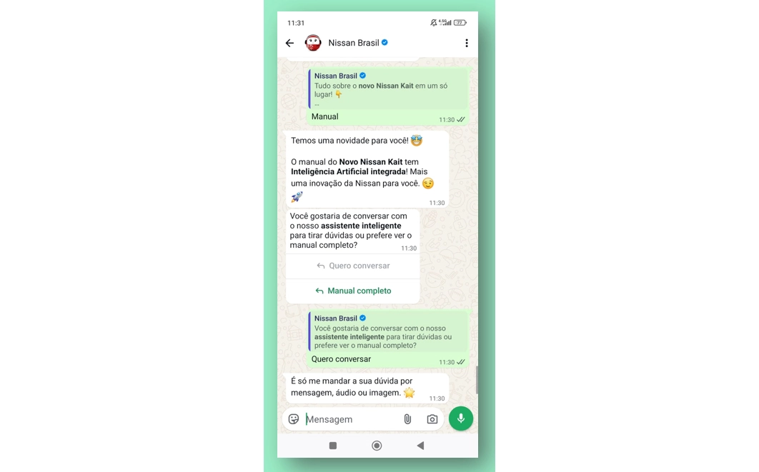 Imagem composta por celular com tela simulando o chatbot da Nissan respondendo a dúvidas do cliente