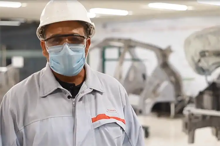 Un trabajador con máscara