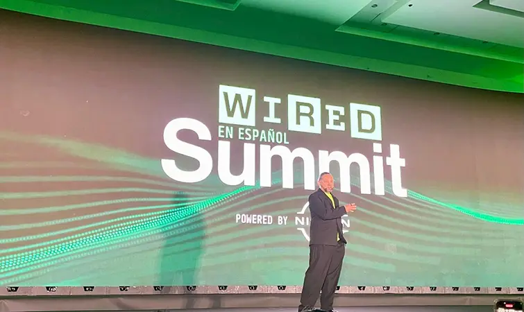 Dr. Lucian Gheorghe, director senior de Nissan UX Innovation, en el escenario del Wired Summit, al fondo el anuncio de Wired en español Summit powered by logo Nissan