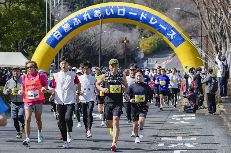 Many participants in the 14th Nissan Fureai Road Race run through the finish line.