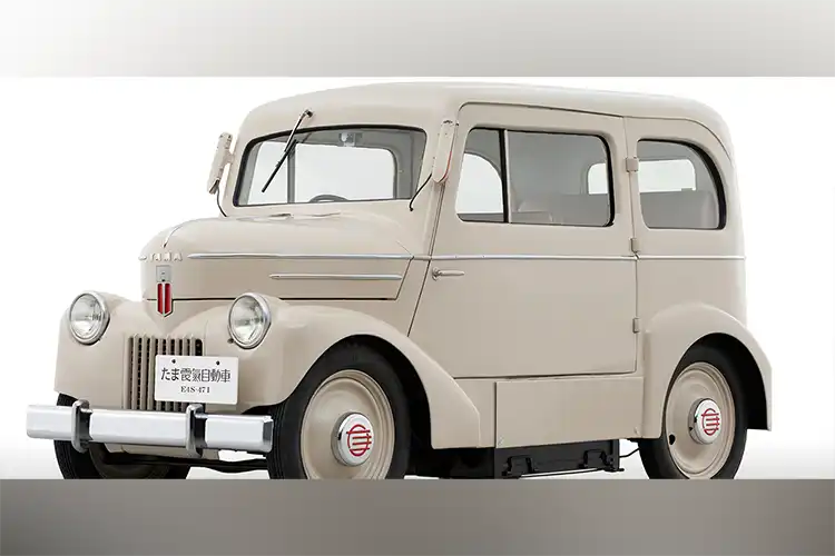 Nissan Tama estacionado en una habitación blanca.
