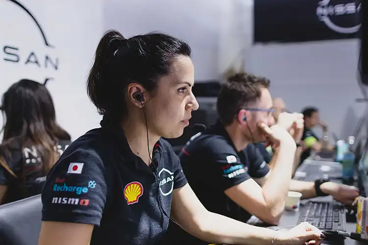 Francesca Valdani sentada olhando para um computador