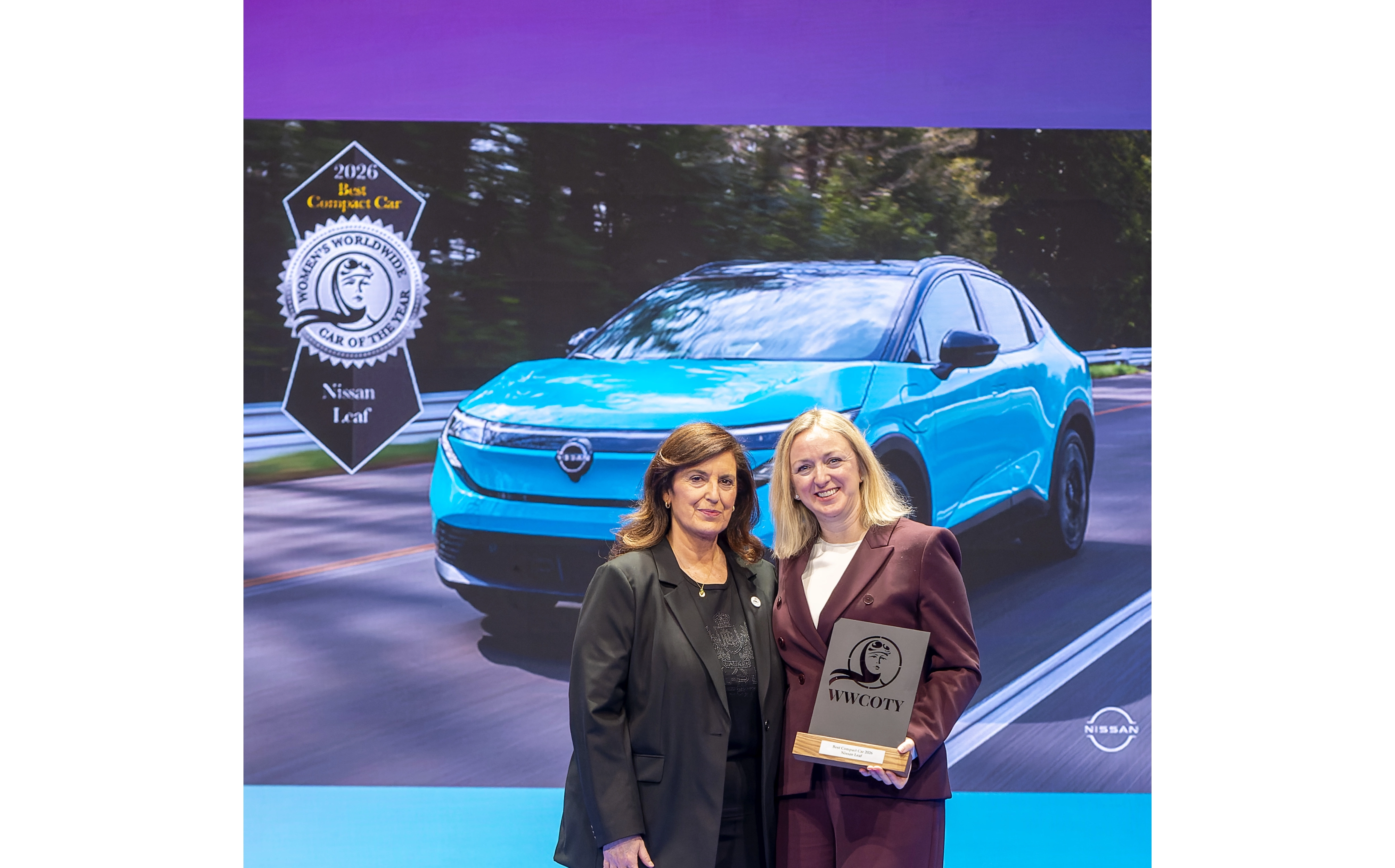 Clíodhna Lyons recibe el galardón al Nissan LEAF