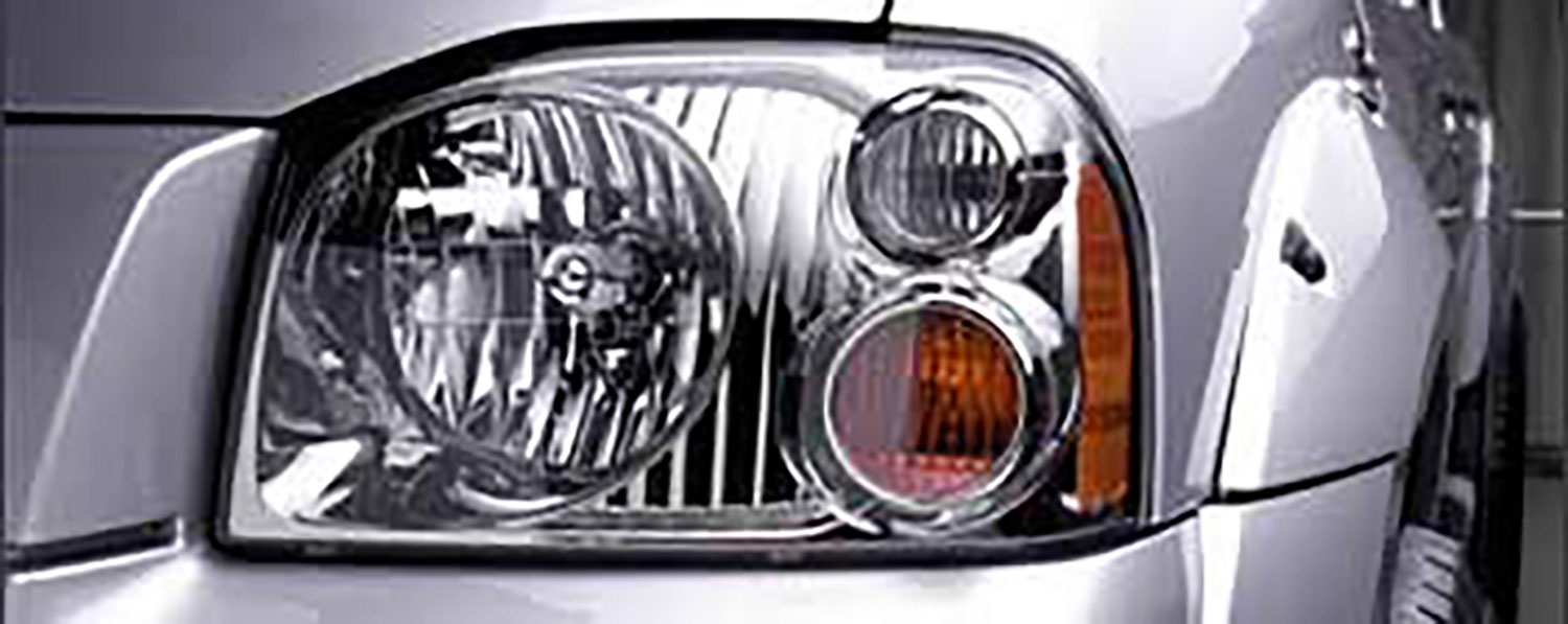 The front drivers side head light of a 2002 Nissan Frontier