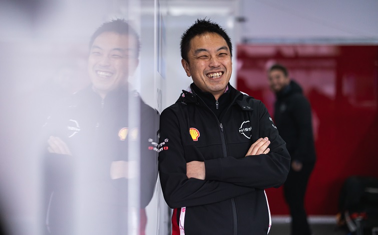 腕組みをしながら笑顔を向ける日産フォーミュラE チーフパワートレインエンジニア にしかわただし
