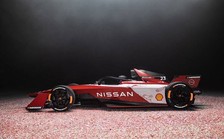 桜の花びらの上に置かれた日産フォーミュラE Gen3マシン（左側面）