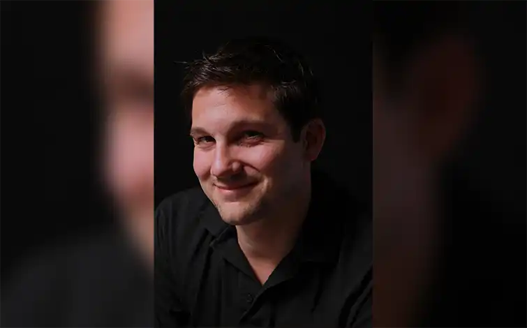 Portrait de Gareth Dunsmore sur un fond noir