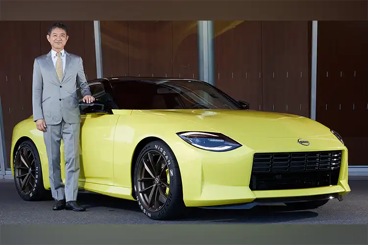 Hiroshi Tamura junto al Nissan Z amarillo.