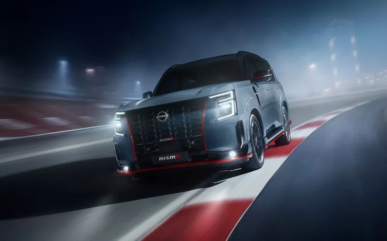 サーキットを左斜め前に走るグレーの新型「パトロール NISMO」
