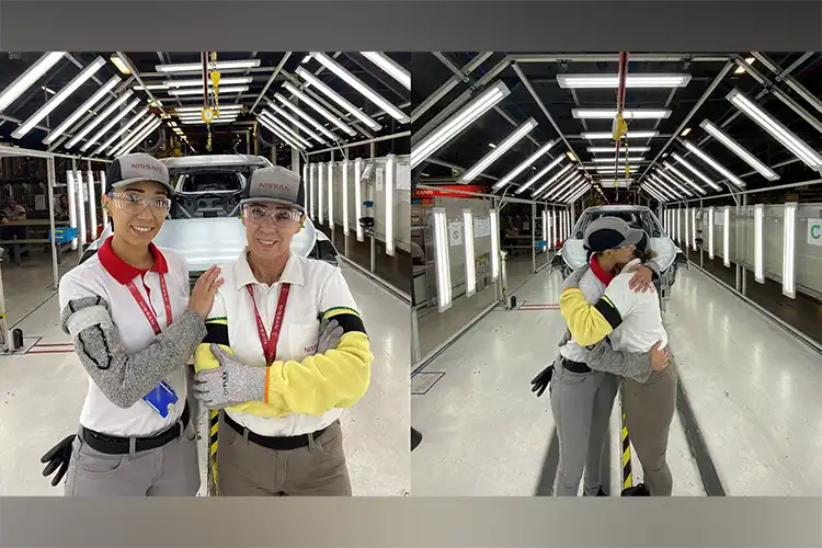 duas mulheres se abraçando