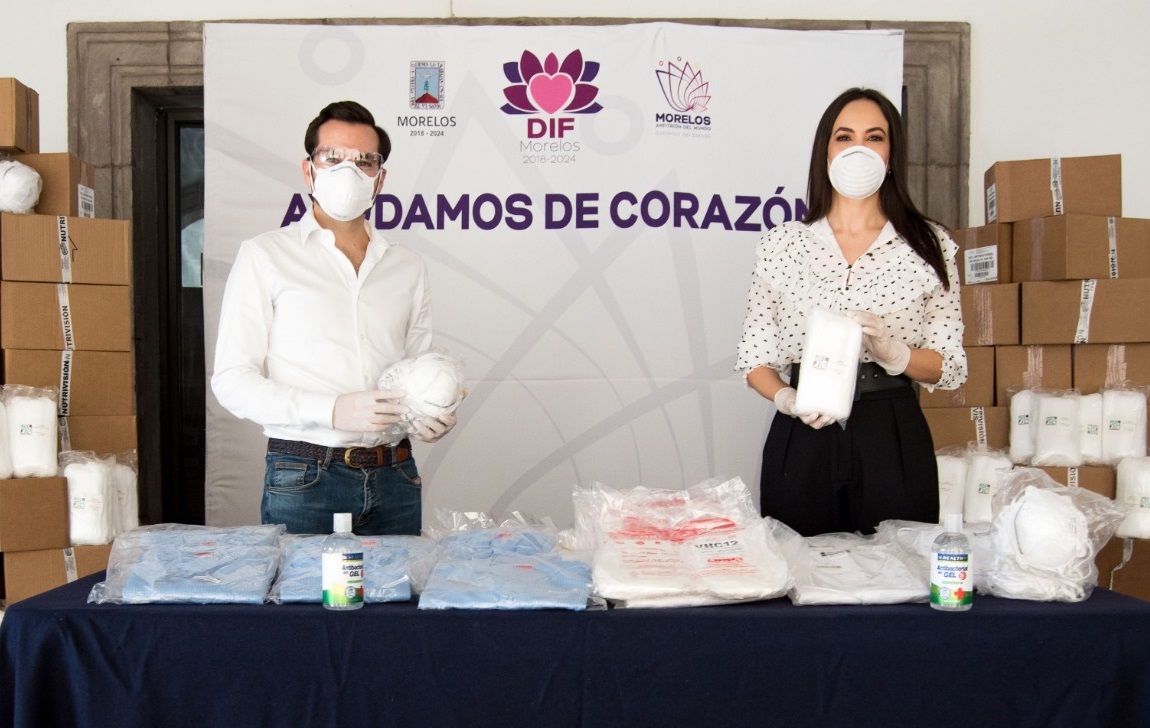 dos personas con mascarilla sosteniendo mascarillas